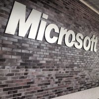 logo Microsoft na ścianie