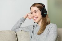 kobieta ze słuchawkami na uszach